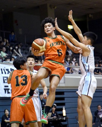 男子　長狭－八千代　ゴール下で競り合う八千代のスミスジャスティン怜（中央）ら＝船橋アリーナ