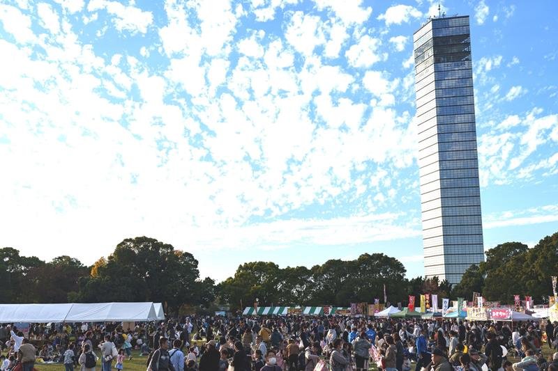 多くの来場者でにぎわう「千葉湊大漁まつり」（２０２３年、千葉市提供）

