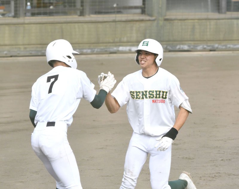 専大松戸―横浜　５回裏専大松戸２死一塁、石崎が勝ち越しの２点本塁打を放ち、本塁で出迎える一走柴田（７）とタッチする＝山日ＹＢＳ