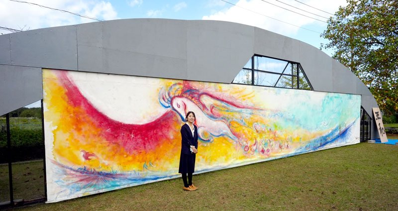 掩体壕を模した実物大パネルに貼り付けられた山内さんの巨大絵画＝旭市の旭緑地公園