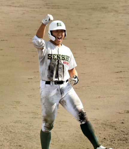 専大松戸―文星芸大付　４回裏専大松戸２死一、三塁、適時打を放ち雄ガッツポーズをする吉岡＝山日ＹＢＳ