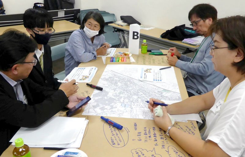 姉ケ崎駅周辺のまちづくりについて活発に議論する座談会参加者＝市原市