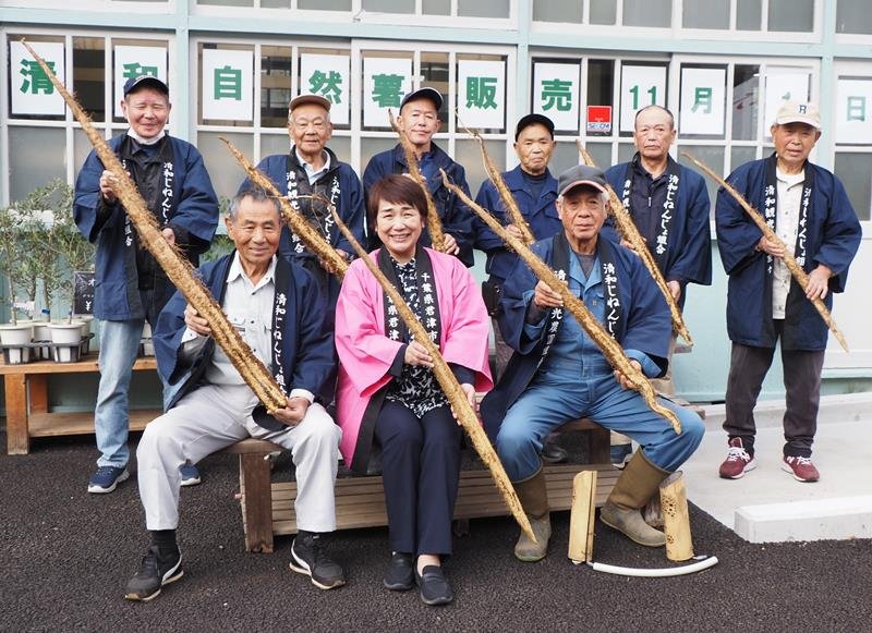 自慢の粘り　君津　特産自然薯、試し掘り　品質良好