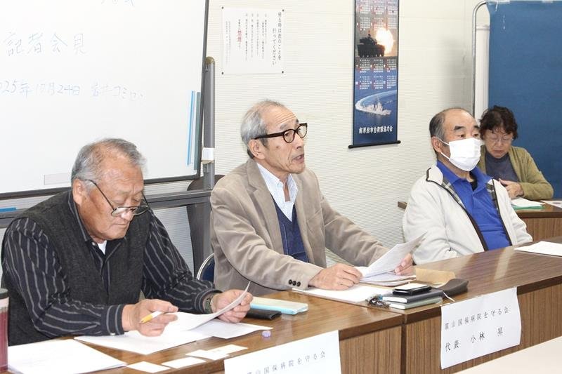 アンケート結果について説明する「富山国保病院と地域医療を守る会」の小林代表（中央）＝２４日、南房総市
