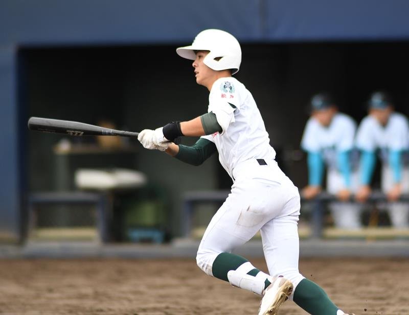 ４回裏専大松戸１死二塁、長谷川が適時打を放ち一時勝ち越す
