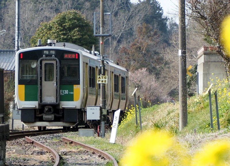 上総亀山駅から走り出す久留里線の車両＝２０２３年３月、君津市
