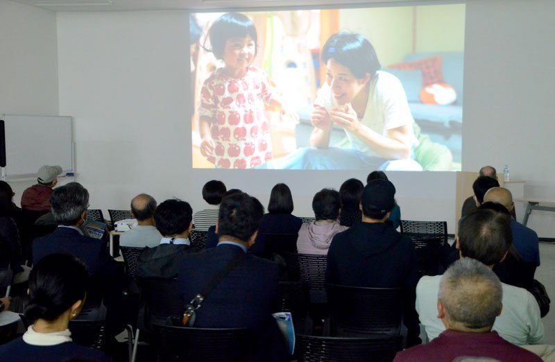 映画「取り残された人々：日本におけるシングルマザーの苦境」の上映会＝２６日、市原市