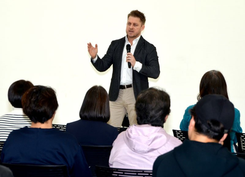 一人で苦しまず助け求めて　豪出身監督制作の映画　シングルマザー貧困に焦点　市原