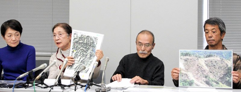 記者会見で鴨川メガソーラー計画の問題点を訴える勝又代表（左から２人目）と各種団体のメンバーら＝２９日、千葉県庁
