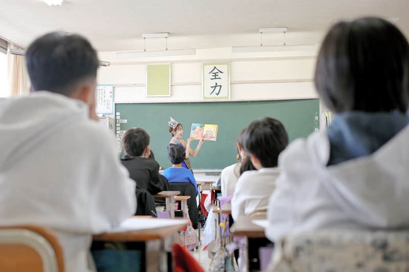 絵本の読み聞かせにより他人との違いに気付き自分と向き合う「絵本セラピー」が千葉市立坂月小学校で行われ、全校児童が「自分の気持ち」「他人の気持ち」へ思いを巡らせた＝同市若葉区