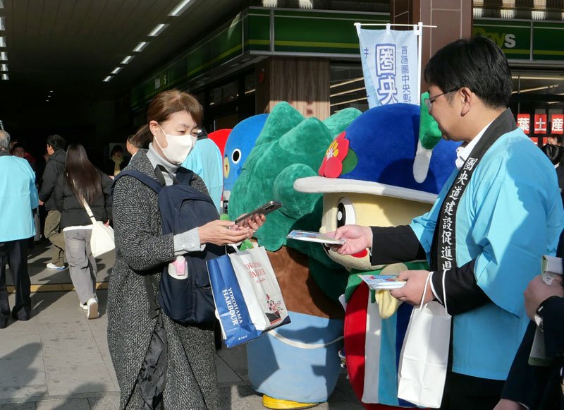 道行く人にチラシを配る参加者たち＝３０日、ＪＲ成田駅前