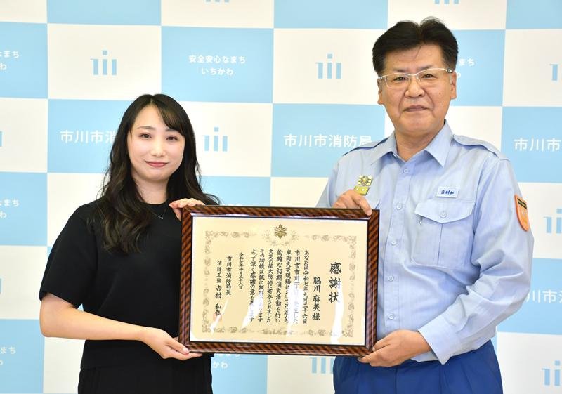 成田エクスプレスで白煙…モバイルバッテリー燃える　帰宅途中のＣＡが消火、訓練指導の経験生かし　市川市消防局感謝状