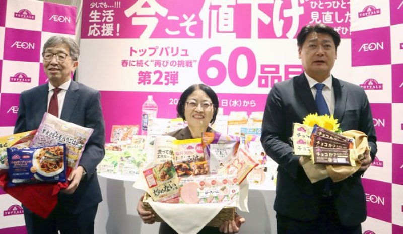 ６０品目の値下げを発表したイオントップバリュの土谷社長（中央）ら＝３０日、千葉市美浜区