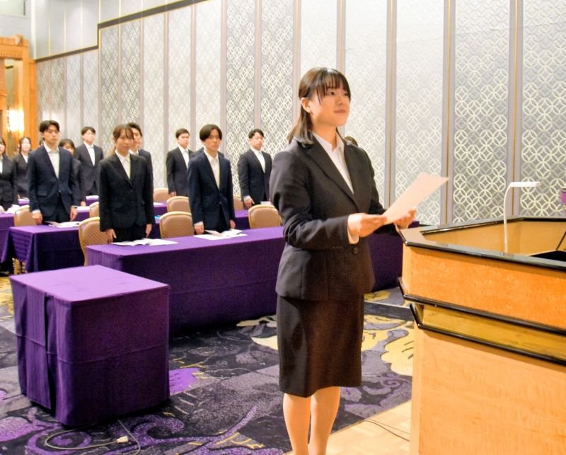 千葉興業銀行の内定通知書を授与され、表情が引き締まる内定者＝１日、千葉市美浜区