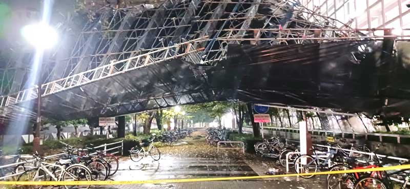 【速報】千葉で立体駐車場脇から足場倒れる　強風影響か、「駐輪場と遊歩道ふさいでいる」通報　けが人確認されず