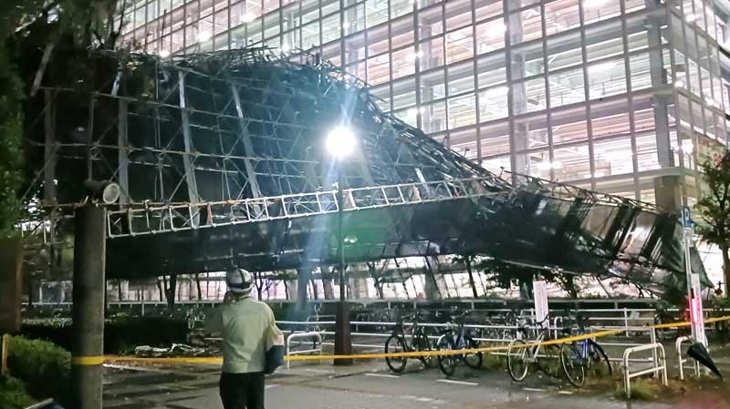 【速報】千葉で立体駐車場脇から足場倒れる　強風影響か、「駐輪場と遊歩道ふさいでいる」通報　けが人確認されず