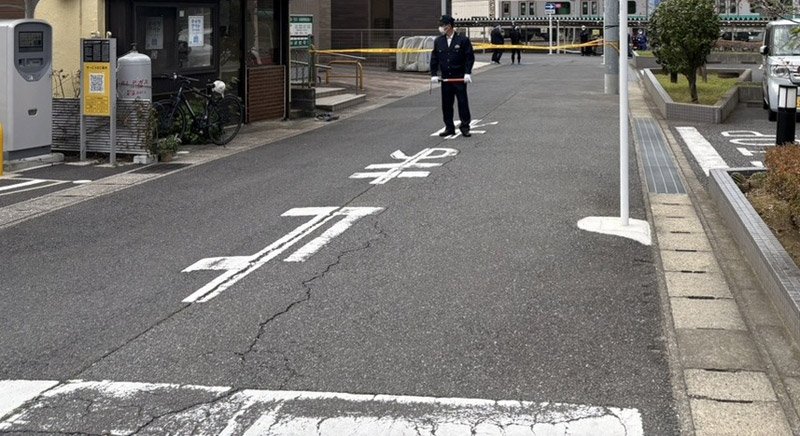 亡くなった男性が倒れていた現場周辺。規制線が張られた＝８日正午ごろ、松戸市上本郷