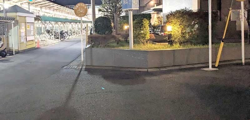 路上殺人事件で、亡くなった男性が倒れていた現場周辺＝１０日夜、松戸市上本郷