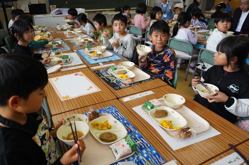 市の節目を記念したシェフ監修の特別給食を楽しむ小学生＝いすみ市
