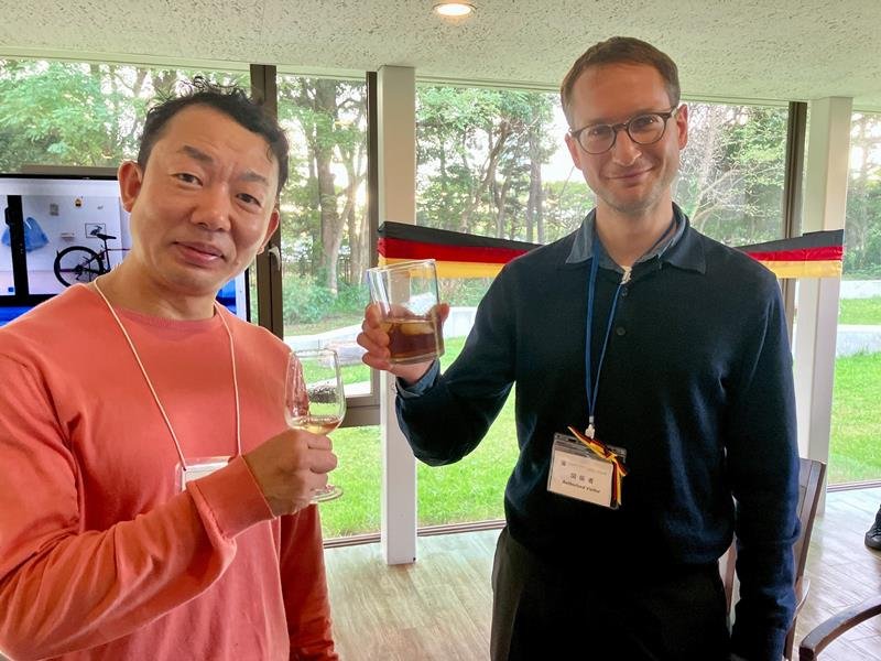 歓迎会で交流する花沢さん（左）とビーデマンさん（右）
