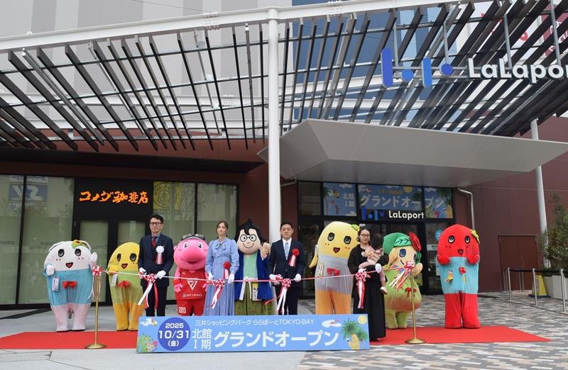 新川さんやふなっしーらが参加した北館Ⅰ期エリアのテープカット＝３１日、船橋市

