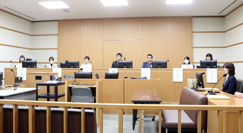 意見交換会に出席した６人の裁判員経験者ら＝１０月７日、千葉市中央区の千葉地裁