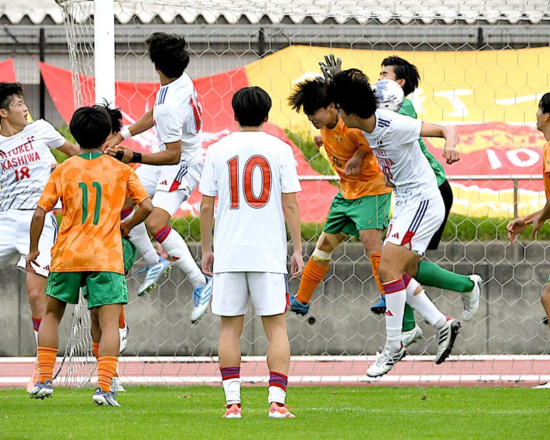 流通経大柏－八千代　後半、３点目の決勝ゴールを決めた流通経大柏・大藤（右手前）＝ゼットエー