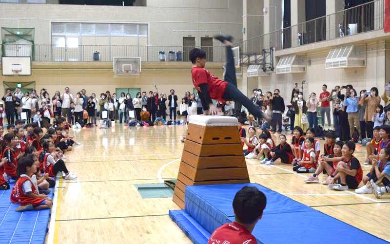 橋本選手のダイナミックな技に子どもたちの目がくぎ付け＝２日、船橋市