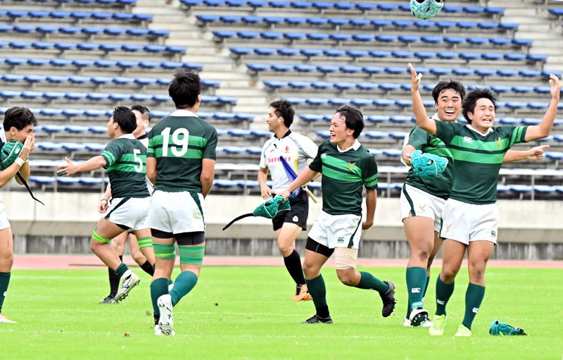 東海大浦安―専大松戸　全国大会出場を決め喜ぶ専大松戸の選手＝２日、柏の葉公園総合競技場