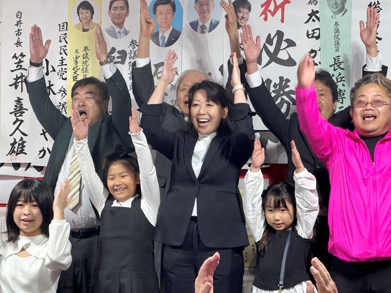 支援者らと万歳三唱して当選を喜ぶ太田氏（中央）＝２日、柏市
