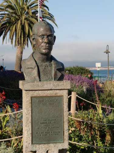 スタインベックの銅像（寄稿者提供）
