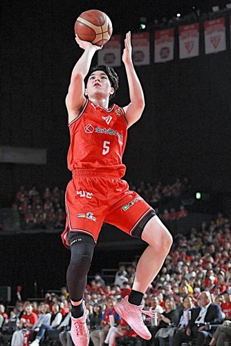 群馬戦でジャンプシュートする千葉Ｊ・瀬川。Ｗ杯アジア１次予選、台湾戦に向けた直前合宿参加メンバー２０人に最年少で選出された＝１０月１９日、船橋市ららアリーナ東京ベイ（Ｂリーグ提供）
