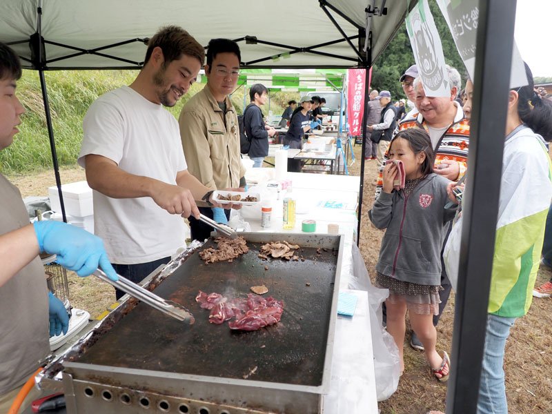 さまざまなジビエ料理が提供され、好評だった「木更津ジビエフェス」＝木更津市