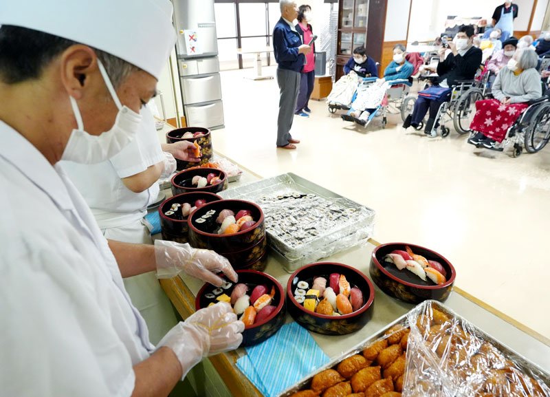 施設利用者の目の前で職人たちがすしを握り、ランチとして提供された＝匝瑳市