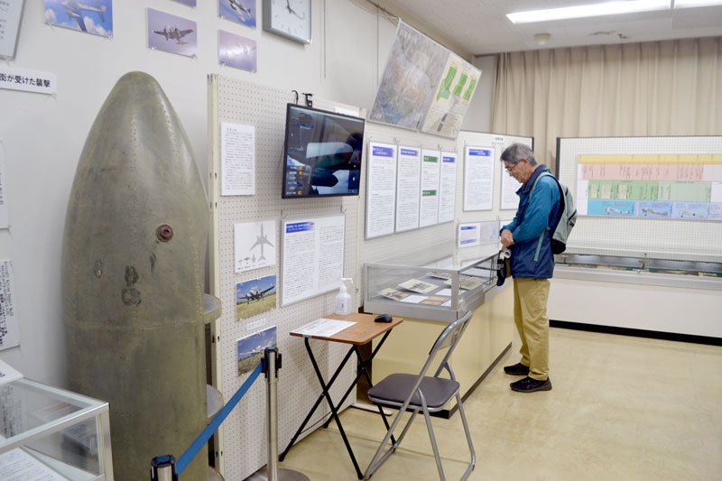 八街市郷土資料館で開かれている企画展「戦争と八街」。手前にあるのが木製の予備タンク＝八街市
