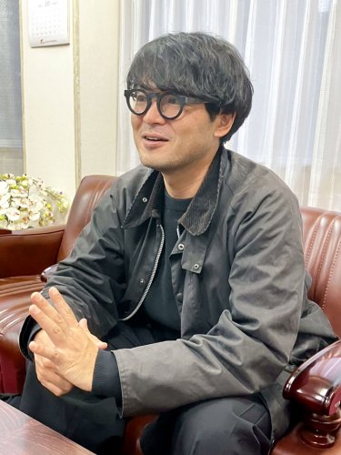 インタビューに応じる渥美さん＝千葉市中央区
