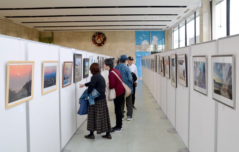 多彩な作品が楽しめる「市原市写真連盟展」＝６日、市原市の夢ホール