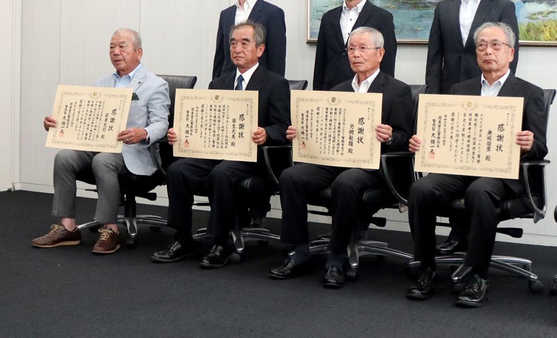 感謝状を贈られた（左から）萩原さん、麻生さん、屶網さん、兼坂さん＝千葉県警本部