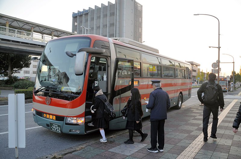 小湊鉄道が始発から運休し、通学のため代行バスに乗車する学生＝７日午前６時２５分ごろ、市原市の五井駅東口ロータリー