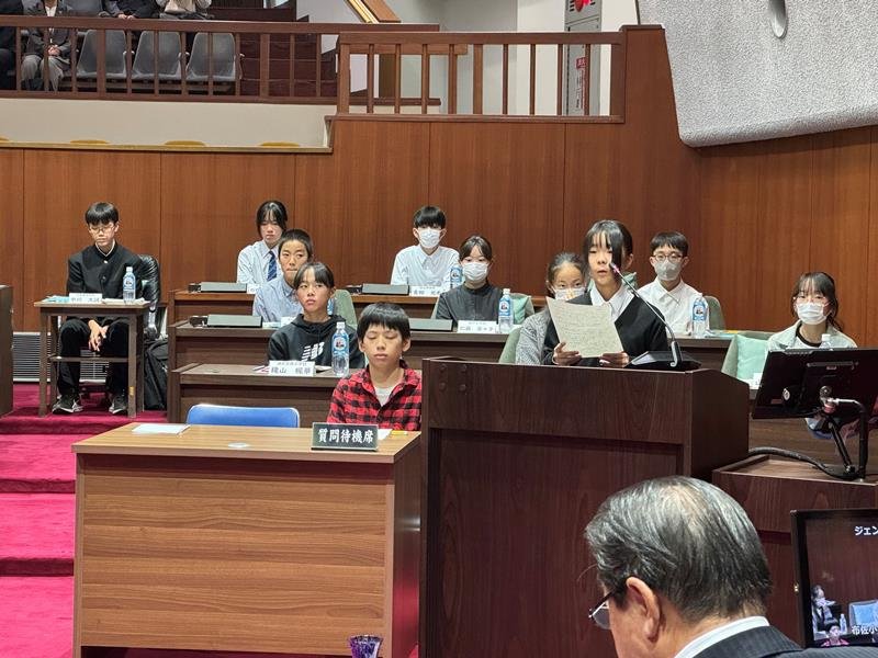 星野市長（手前）ら市の幹部を前に堂々と質問する児童＝我孫子市

