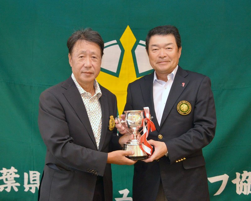 初優勝に輝いた福原（左）＝袖ケ浦カンツリークラブ