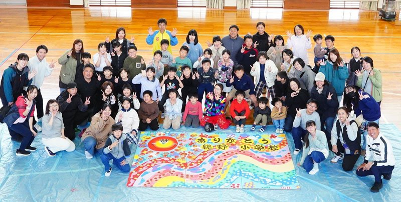閉校でも未来は明るく　児童が記念アート制作　バルサミコヤスさん指導　勝浦・総野小
