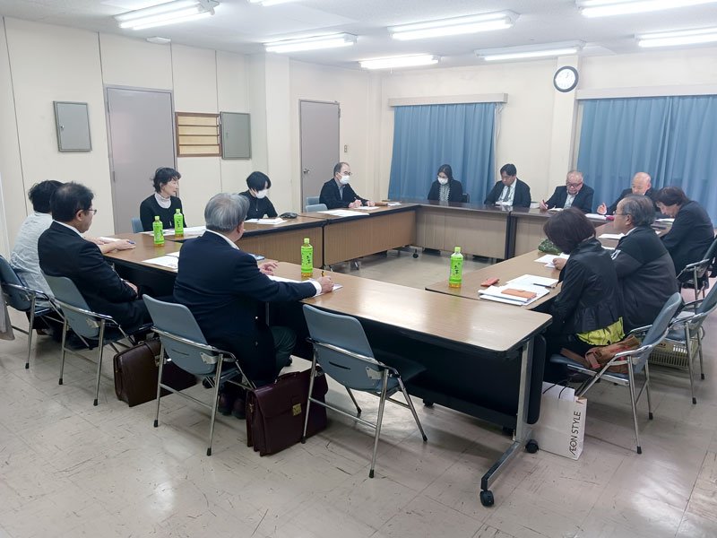 千葉日報社で開かれた最終審査会＝千葉市中央区