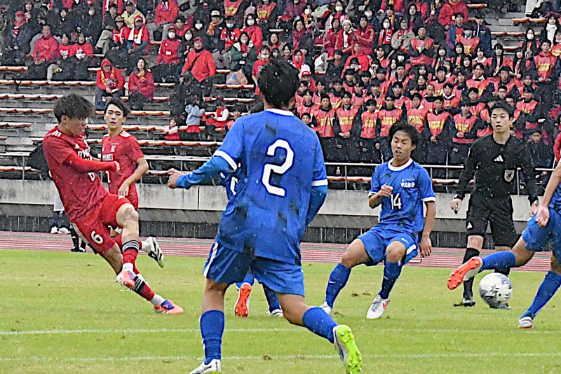 前半、流通経大柏・増田（６）が３点目のミドルシュートを決める