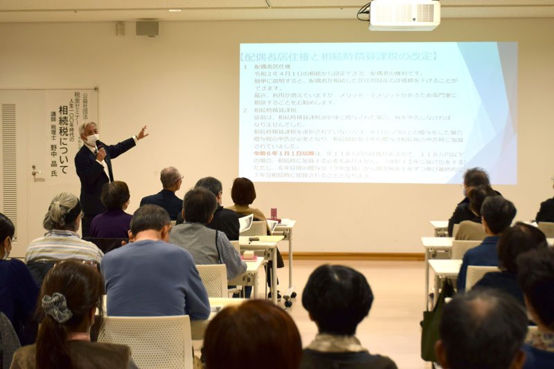 講演する野中税理士＝千葉市中央区
