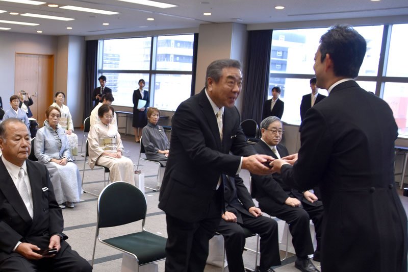 叙勲伝達式で熊谷知事から勲章を手渡される受章者＝１０日、千葉県庁