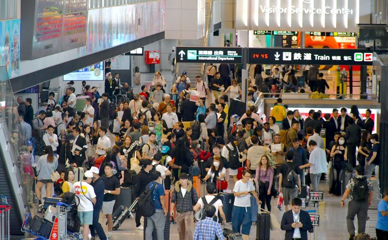 国際線の利用客が行き交う成田空港＝９月、成田市