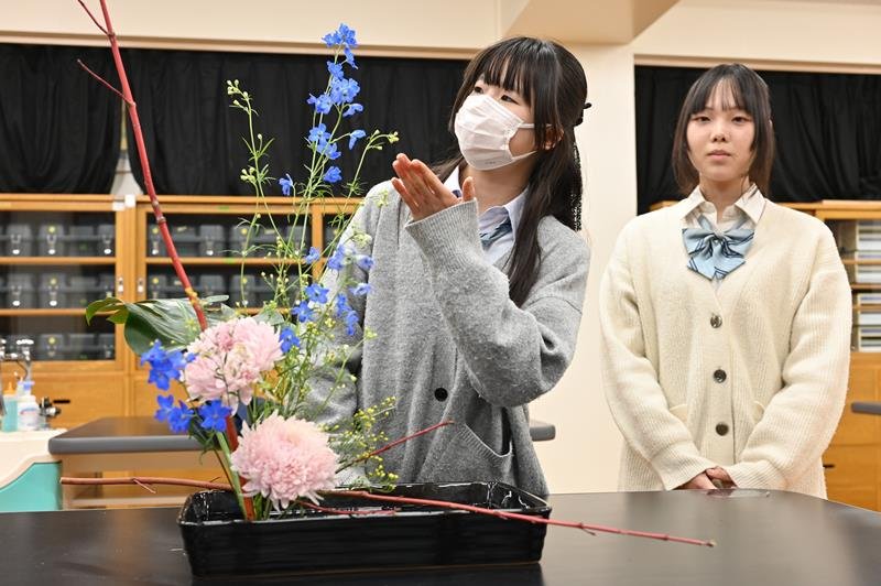 「納得できる作品を」　２年生３人大舞台へ腕磨く　１６日京都で「花の甲子園」　千葉市立稲毛高華道部
