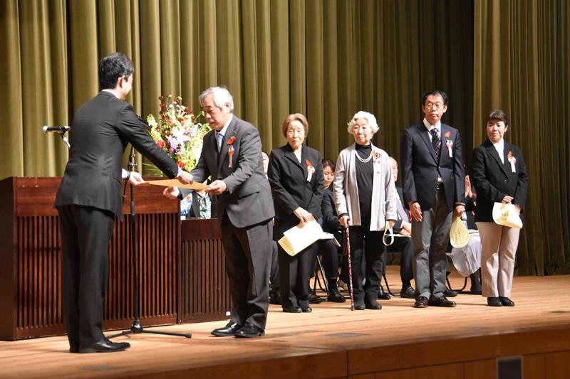 県社会福祉大会で熊谷知事（左）から表彰された民生委員ら功労者＝１３日、千葉市中央区
