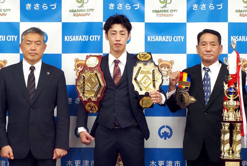 キックボクシング「ＫＮＯＣＫＯＵＴ」スーパーバンタム級統一王者となった森岡悠樹選手（中央）＝木更津市